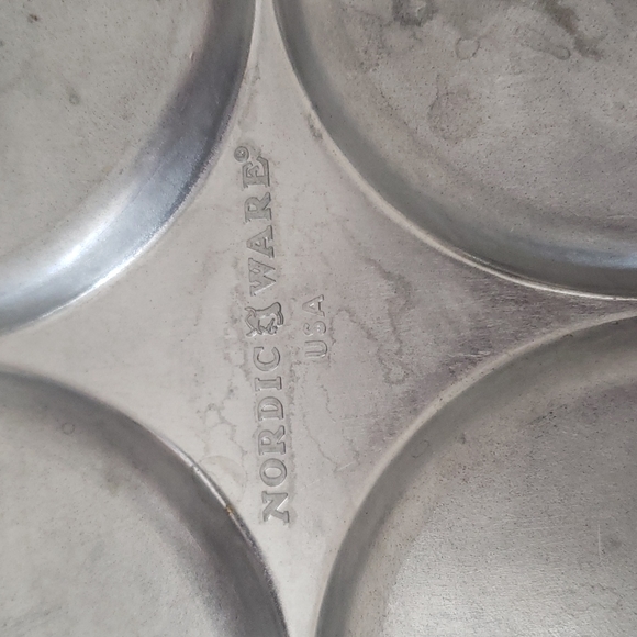 Nordic Ware USA Christmas imprint pancake pan, metal and nonstick surface - Picture 9 of 10